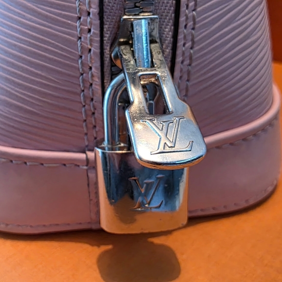 Louis Vuitton Alma Epi BB - Picture 10 of 13